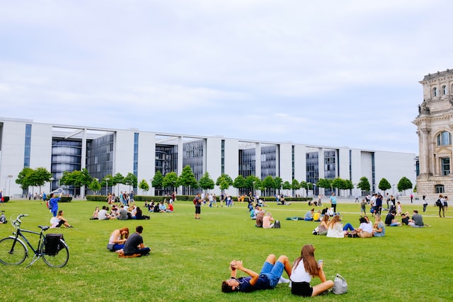 סטודנטים יושבים על דשא